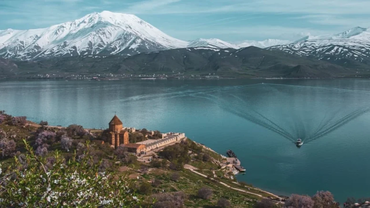 Van Gölü'nde keşfedilen antik yapı, tufan mitlerinin kökenine ışık tutabilir!