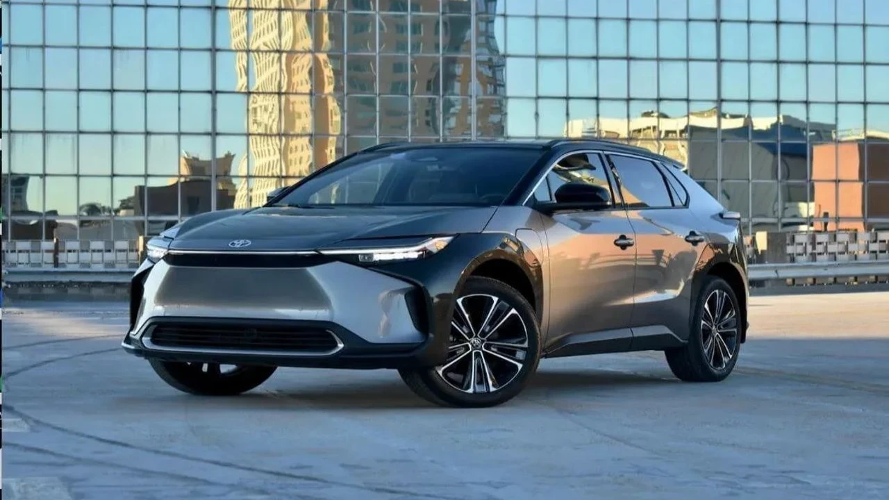 Toyota, 2025'in ilk yarısında 5,5 milyon araç satarak rekor kırdı; hibrit talebi yükseldi.