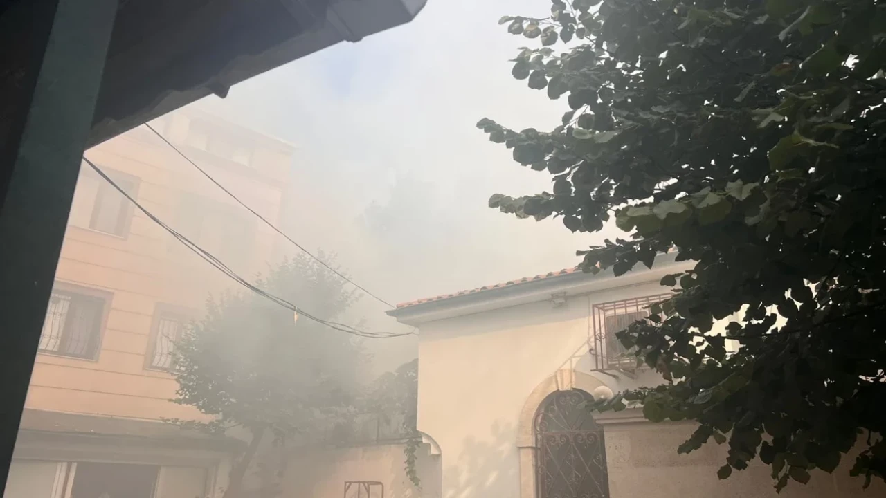 Fatih'te Tahta Minare Hamamı'nda yangın: İtfaiye alevlere 1 saatle müdahale etti