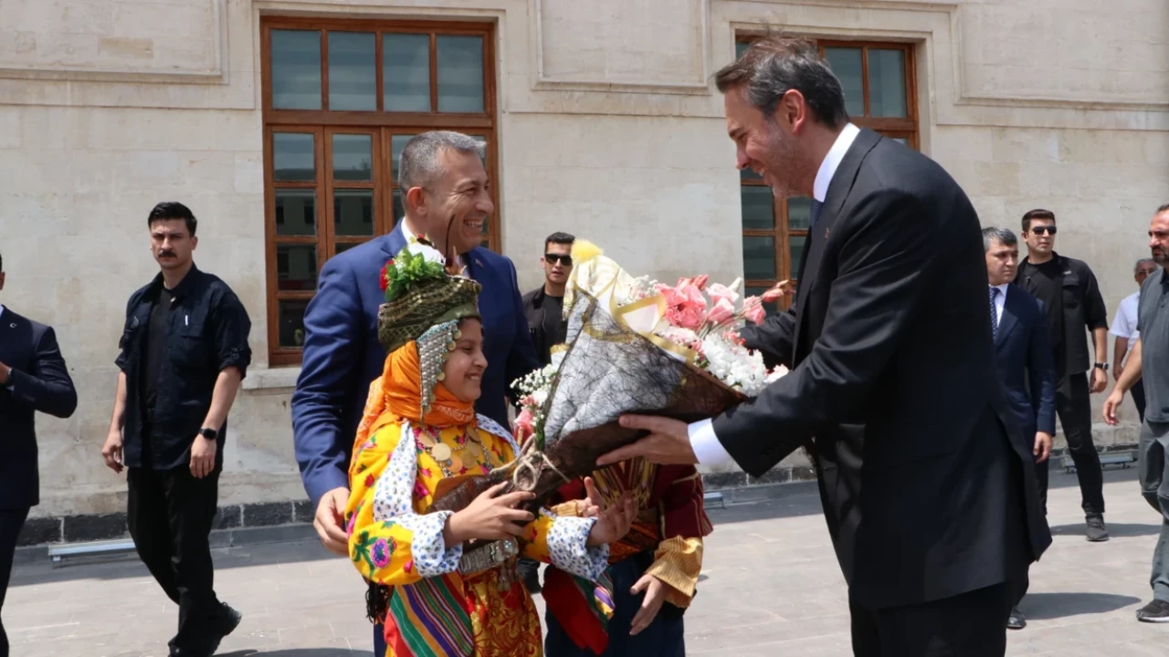 Bakan Bayraktar, Türkiye-Suriye Doğal Gaz Boru Hattı açılışı için Kilis'te çocukları sevindirdi