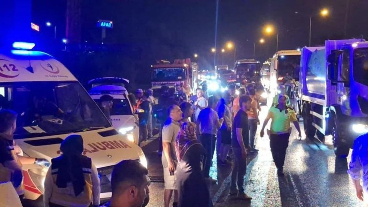 İstanbul TEM Otoyolu'nda zincirleme kaza: 16 araç çarpıştı, 6 yaralı