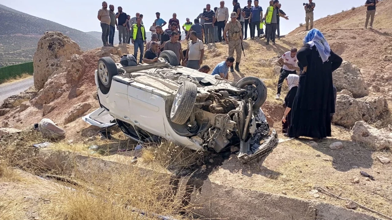 Eruh'ta hafif ticari araç şarampole devrildi, 7 yaralı hastaneye kaldırıldı