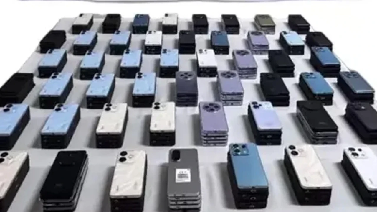 Siirt'te minibüste 10 milyon liralık gümrük kaçağı cep telefonları ele geçirildi