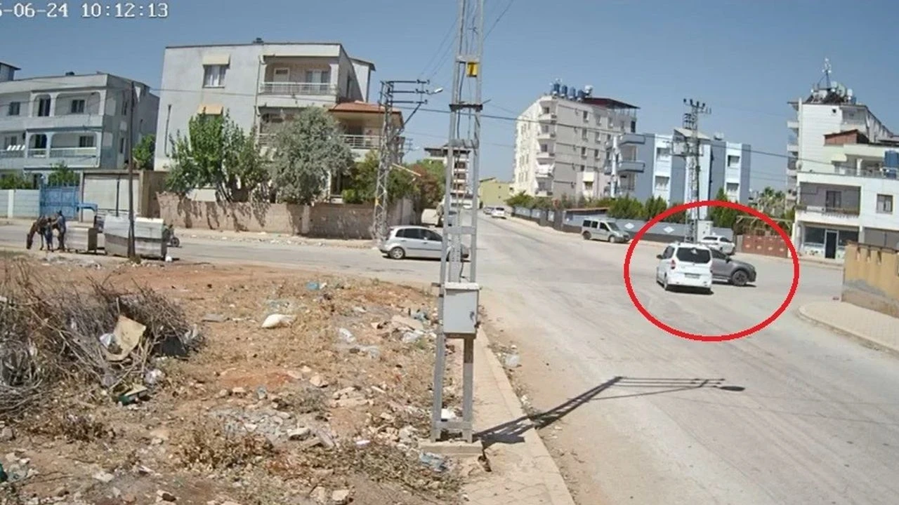 Reyhanlı'da sağdan sollama yapan sürücü kazaya karıştı, görüntüler kamerada!