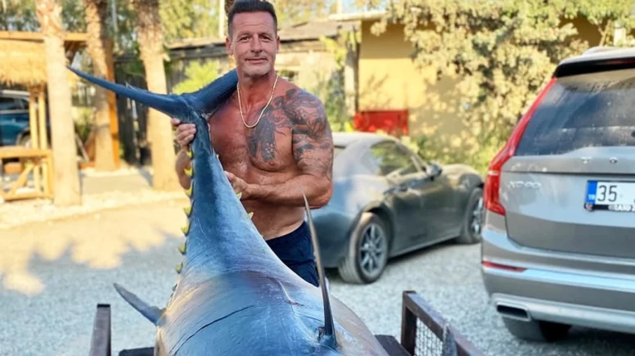 Nihat Altınkaya Çeşme'de dev orkinos avladı, sosyal medyada büyük ilgi gördü!