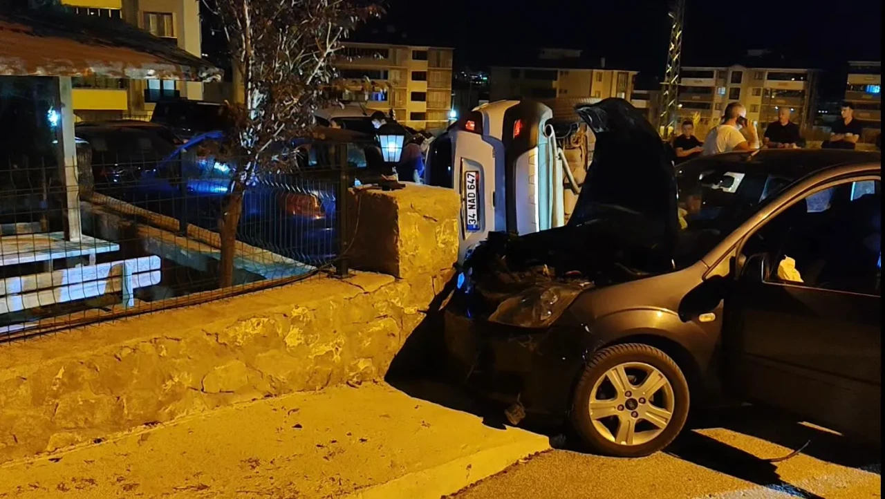 Karabük'te otomobil kazasında 1'i çocuk 3 kişi yaralandı, güvenlik kamerası görüntüleri ortaya çıktı