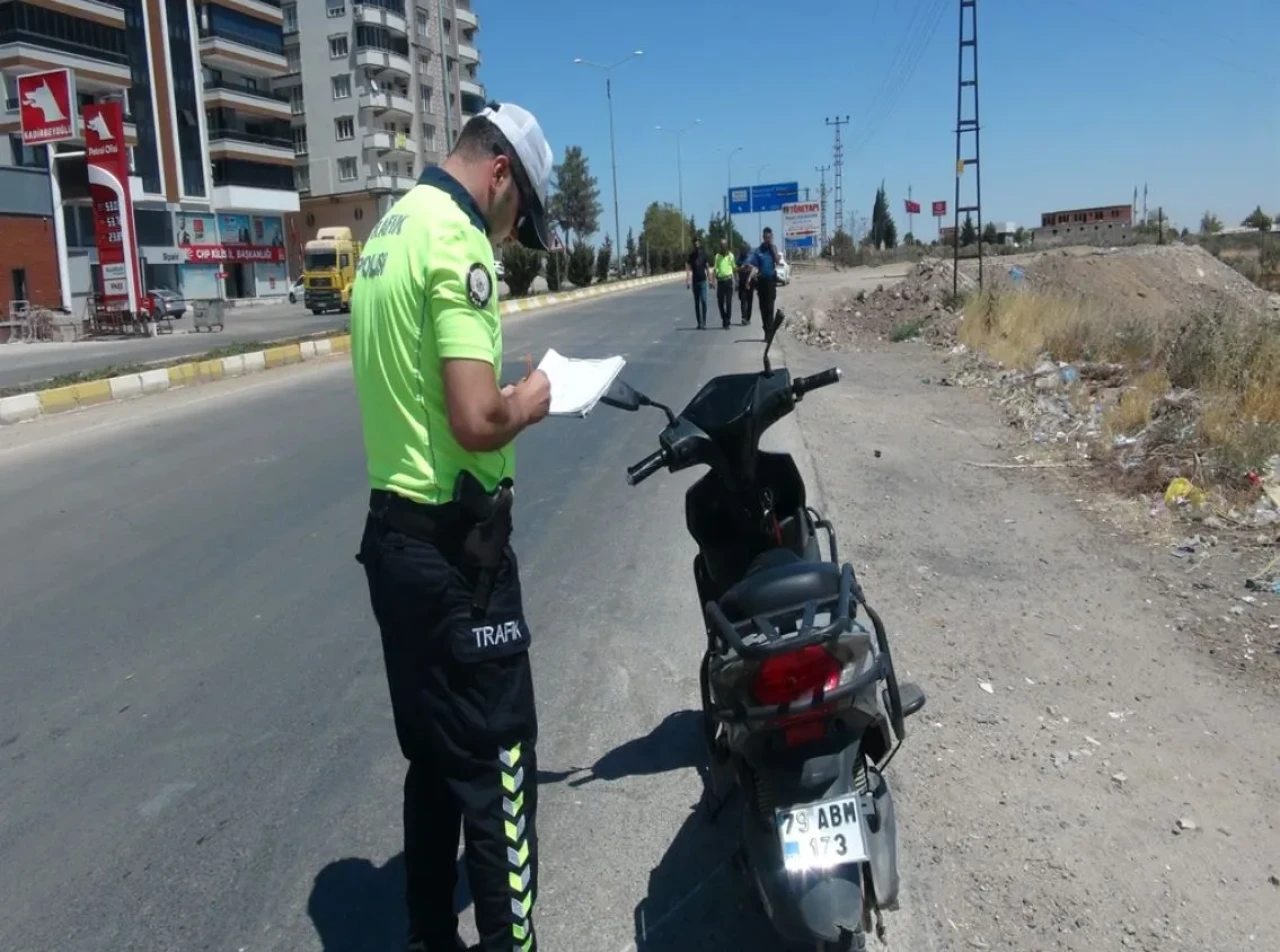Kilis'te otomobil ve motosiklet çarpıştı: 2 yaralı hastaneye kaldırıldı