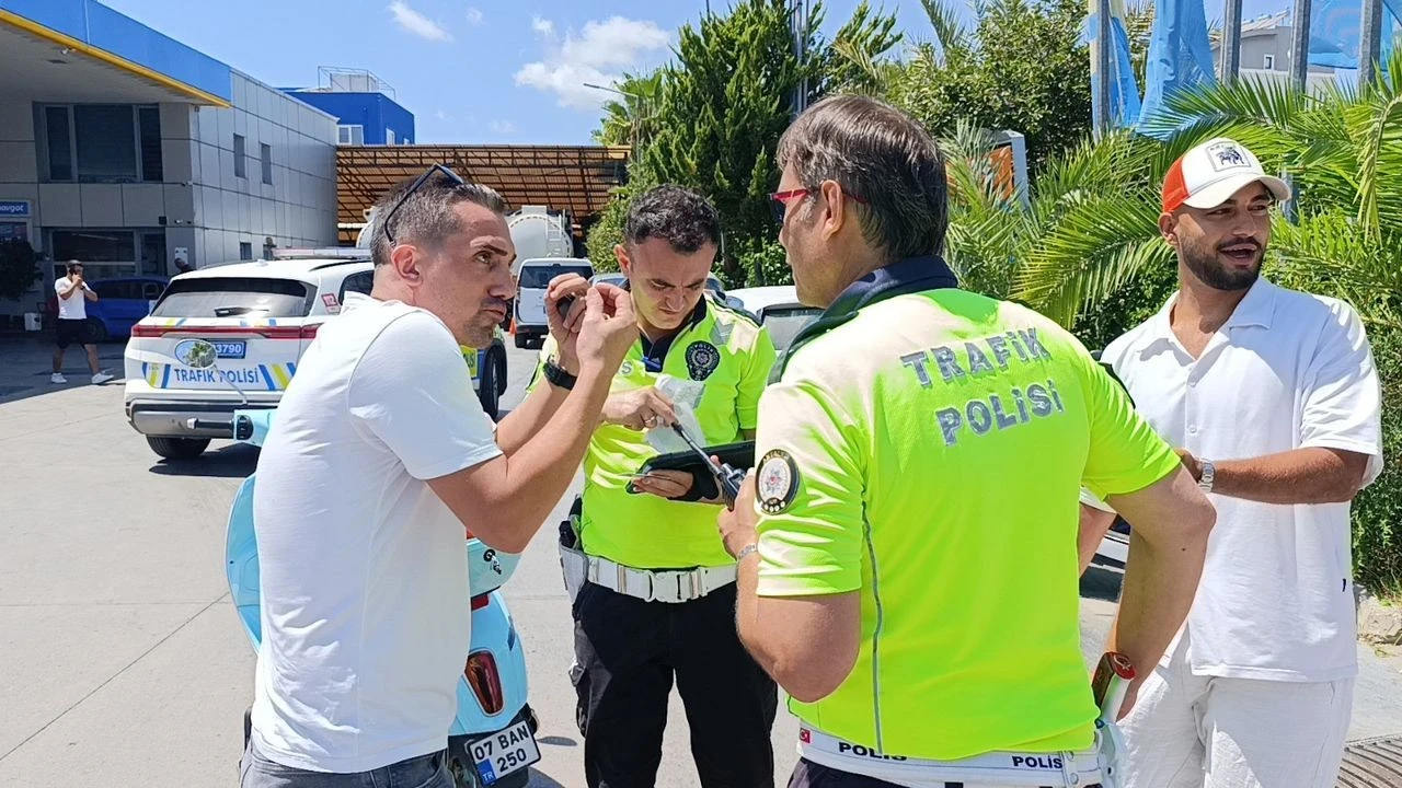Motosiklet kazasında kask takmayan sürücülere ceza yağdı, tartışma büyüdü