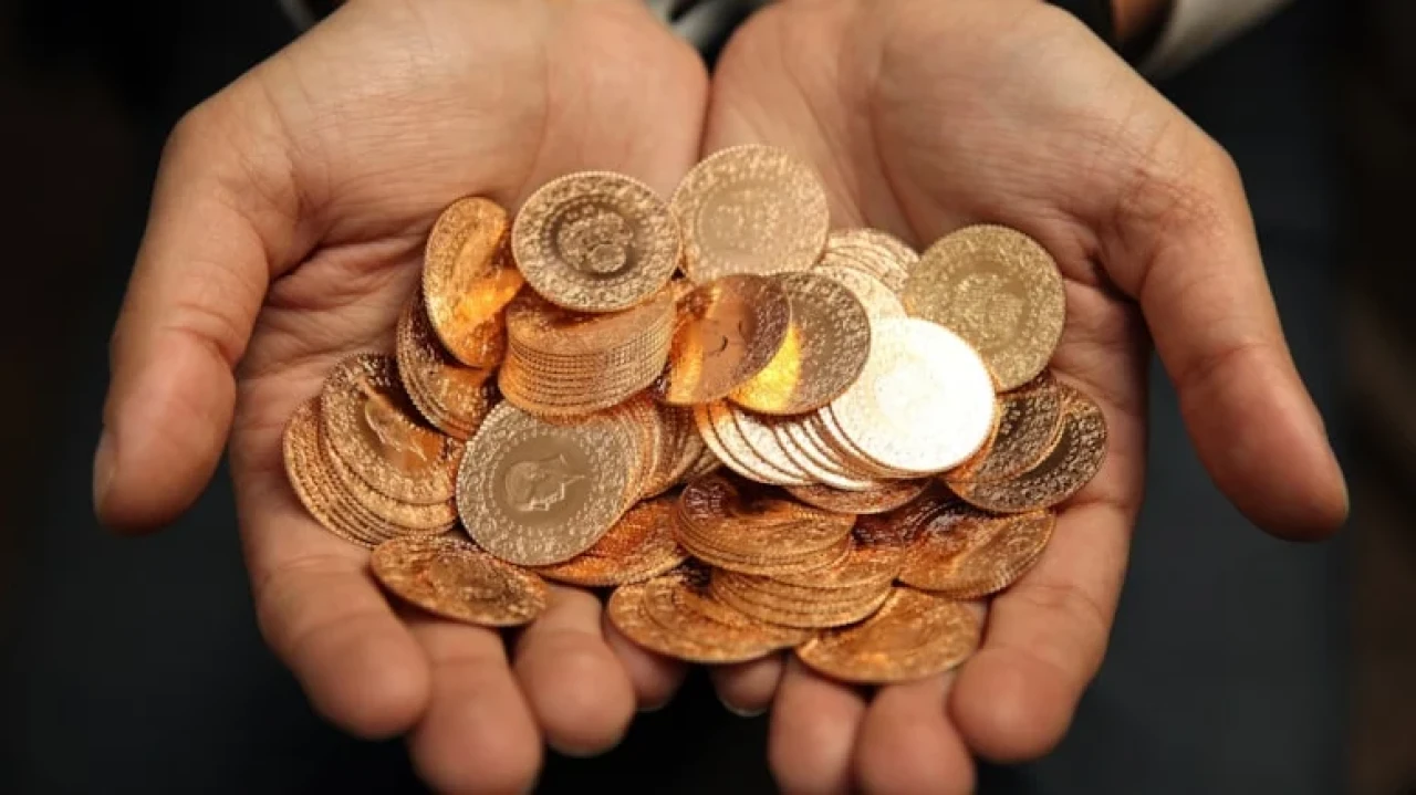 Altın fiyatları düşüşte, analistler 2025 için yeni hedefler belirledi