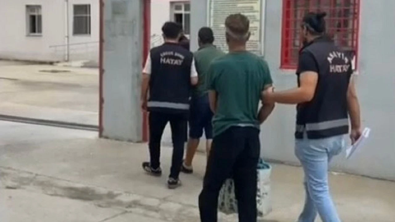 Hatay Arsuz'da iki şüpheli yakalandı, adli makamlara teslim edilerek cezaevine gönderildi.
