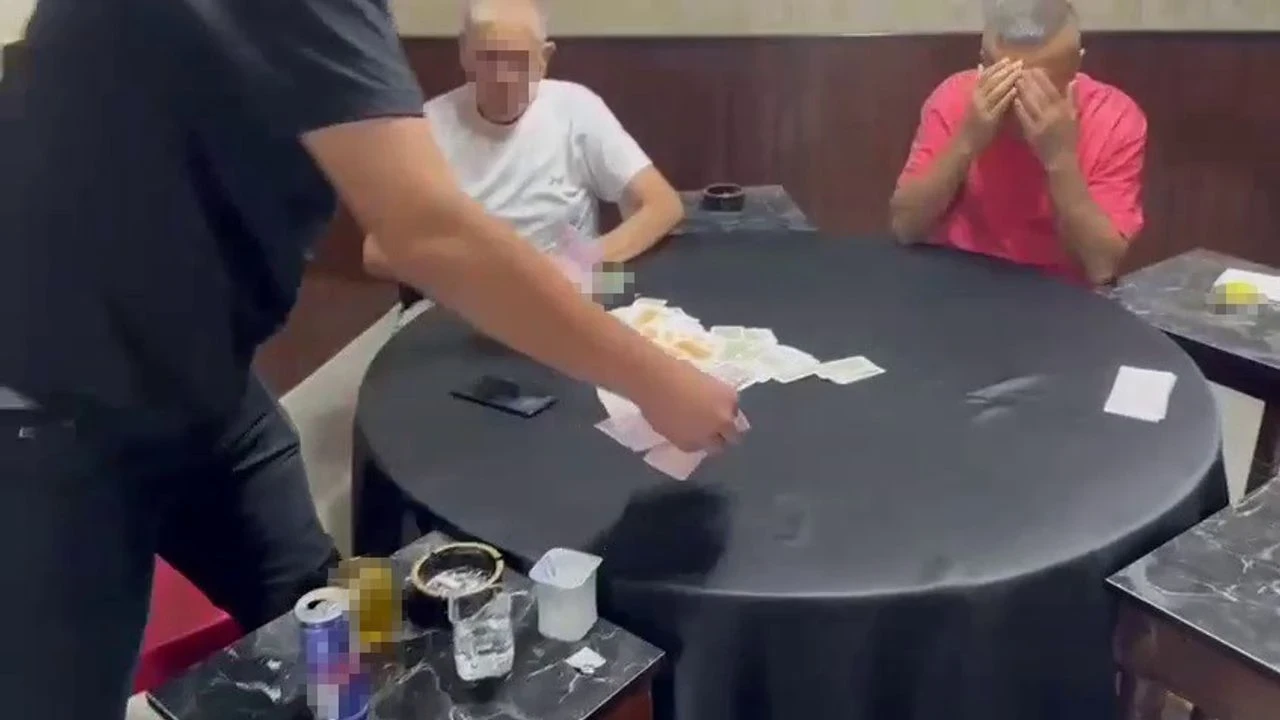 Kumar masasında suçüstü yakalanan 5 kişiye 46 bin TL ceza, bir şahıs kameraya tepki gösterdi