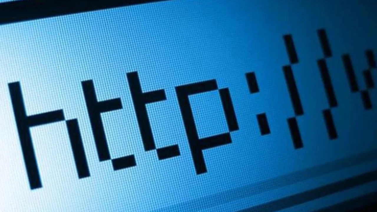 İlk web sitesi 1990'da yayına girdi, internetin doğuşuyla dijital devrim başladı.