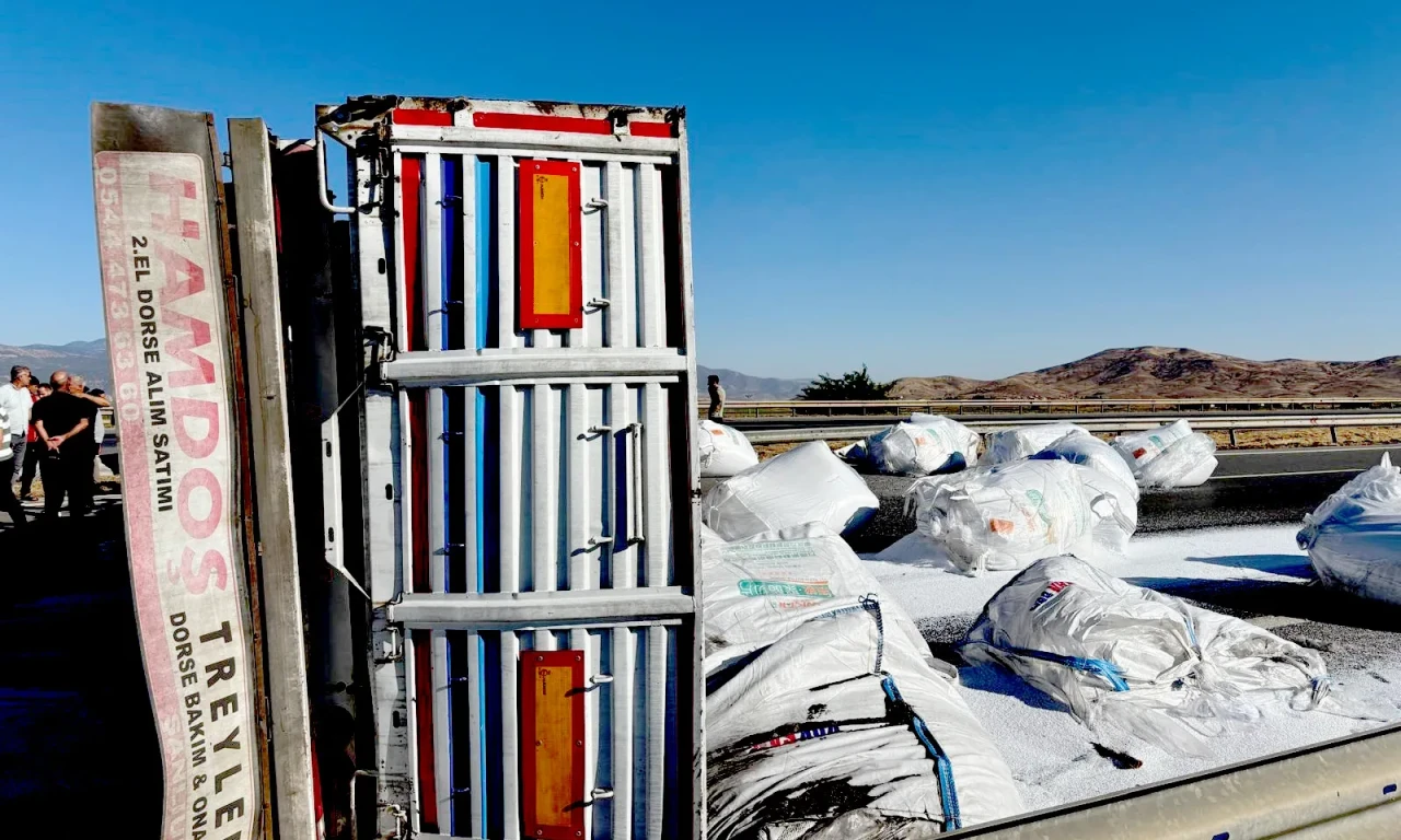 Gaziantep'te devrilen TIR nedeniyle yolda uzun araç kuyruğu oluştu, sürücü hastaneye kaldırıldı.