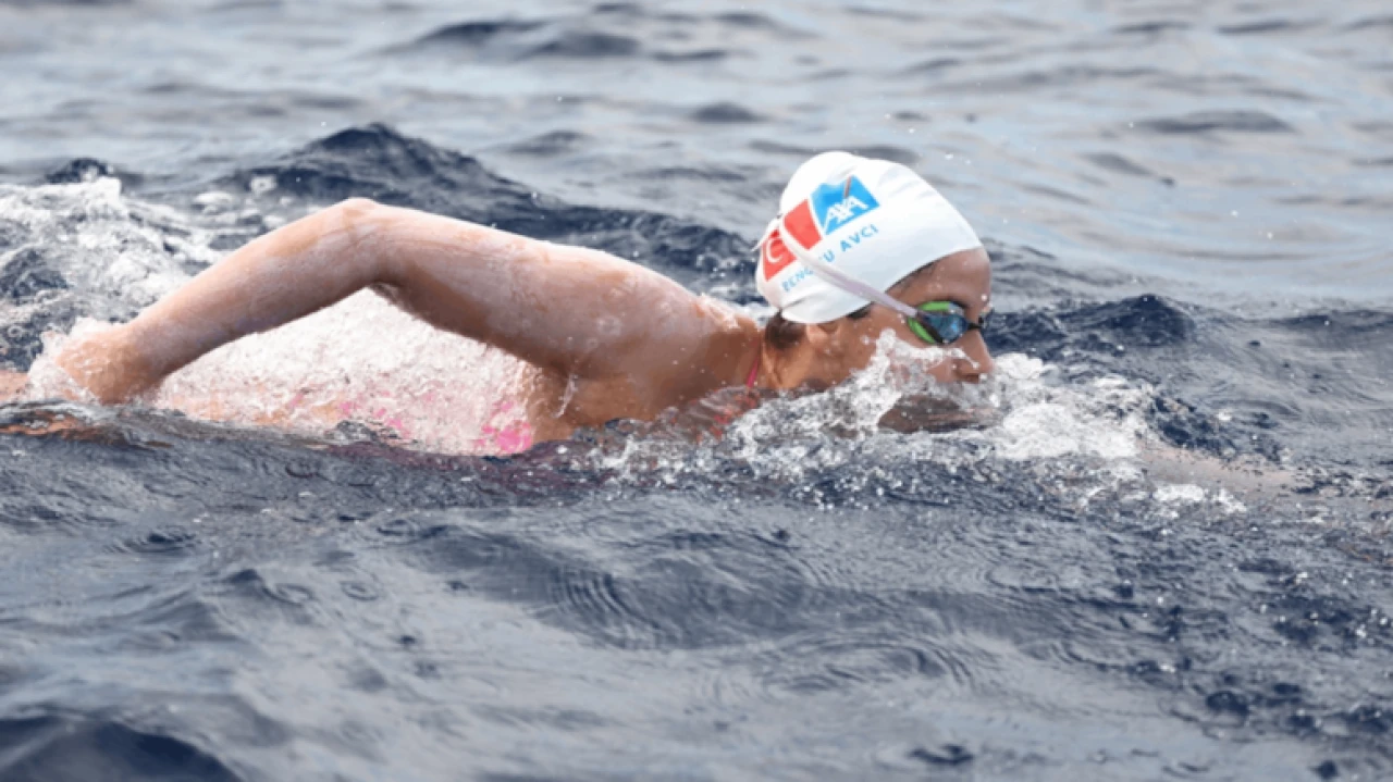 Milli yüzücü Bengisu Avcı, Tsugaru Kanalı'nda iklim değişikliği farkındalığı için mücadele ediyor