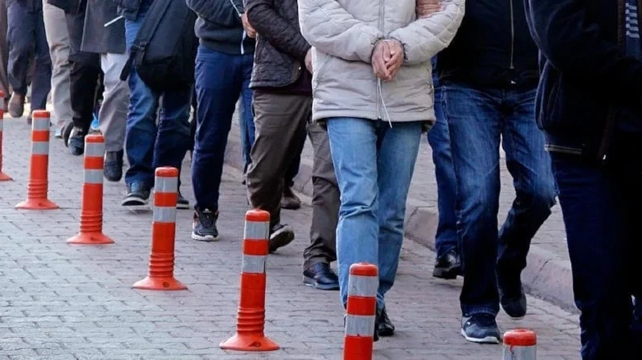 Hatay'da 42 kaçak göçmen, 6 şüpheli gözaltına alındı, adliyeye sevk edildi.