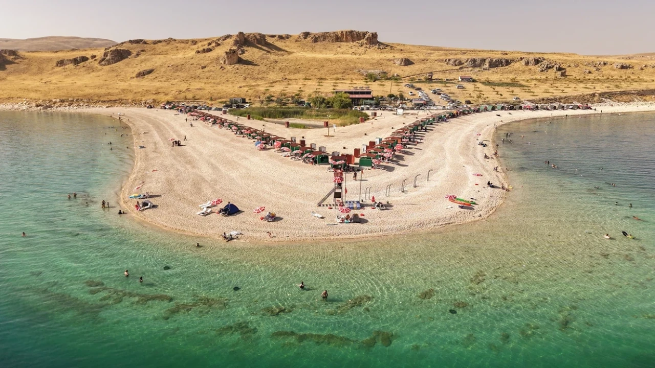 Van Gölü sahilleri yaz aylarında tatilcilerin gözdesi oldu