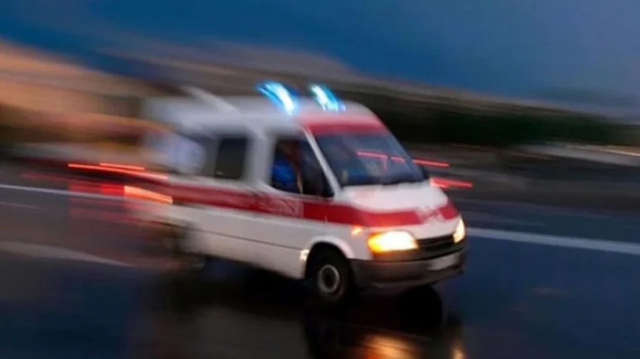 Ardahan'da otomobil otobüse çarptı, 3 yaralı hastaneye kaldırıldı