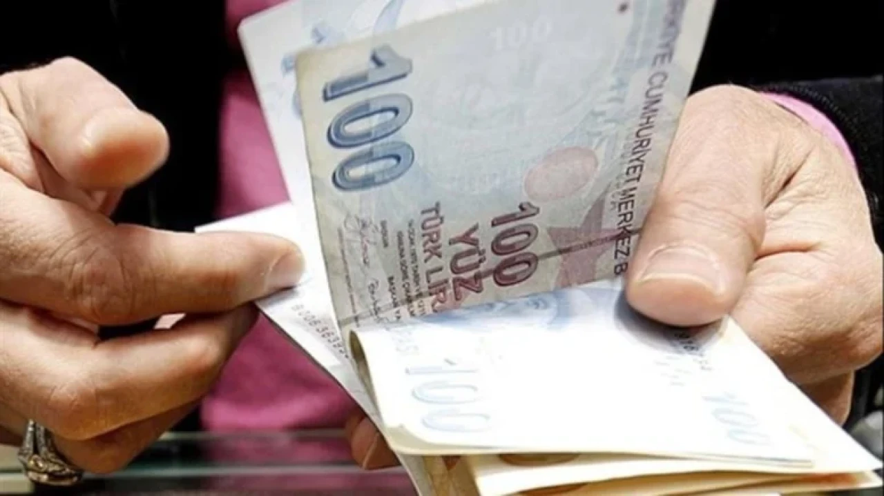 Emekli berber, geçim derdine çözüm olarak evde tıraş olmayı tercih etti