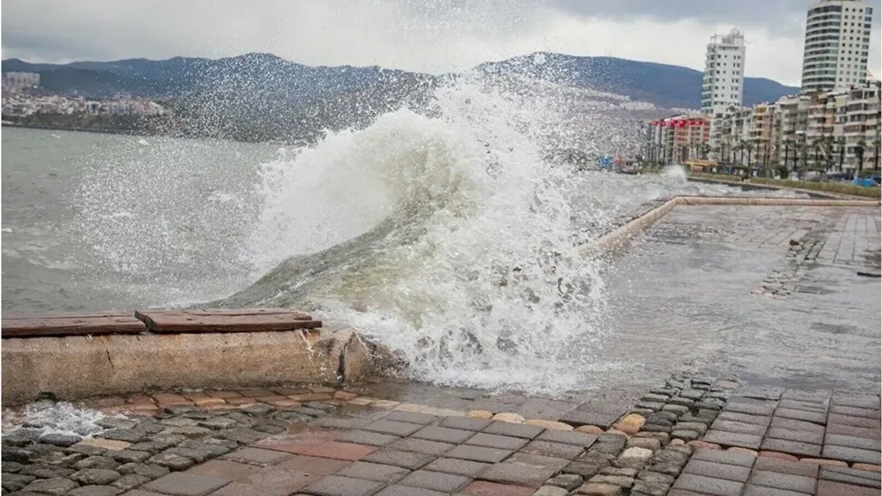 Kuzey Ege'de Fırtına Uyarısı: Rüzgar 75 km/saate Çıkabilir!