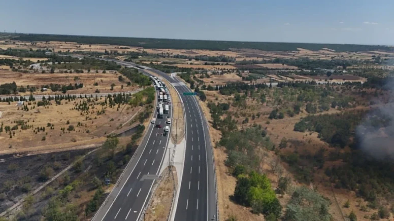 Kırklareli'nde yangın trafikte durma noktasına getirdi, ekipler müdahalede bulunuyor