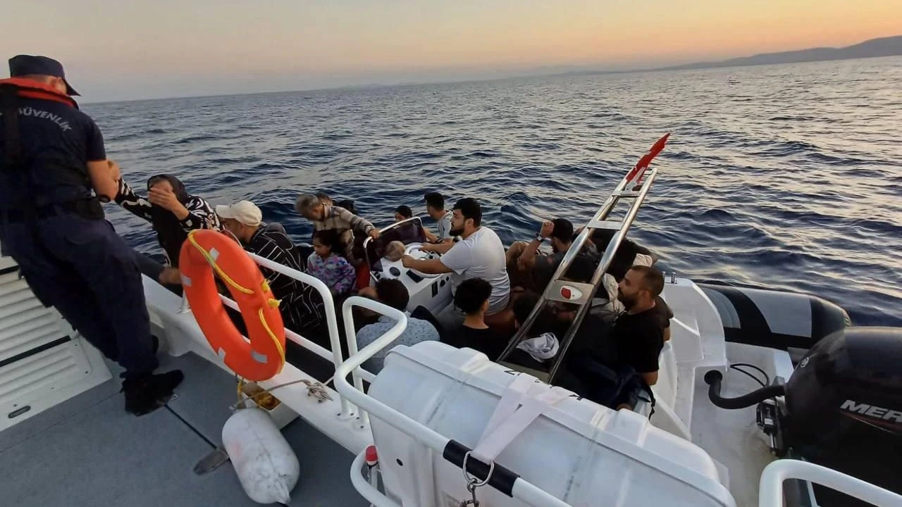 İzmir'de 28 düzensiz göçmen kurtarıldı, göçmen geçişleri için operasyonlar sürüyor