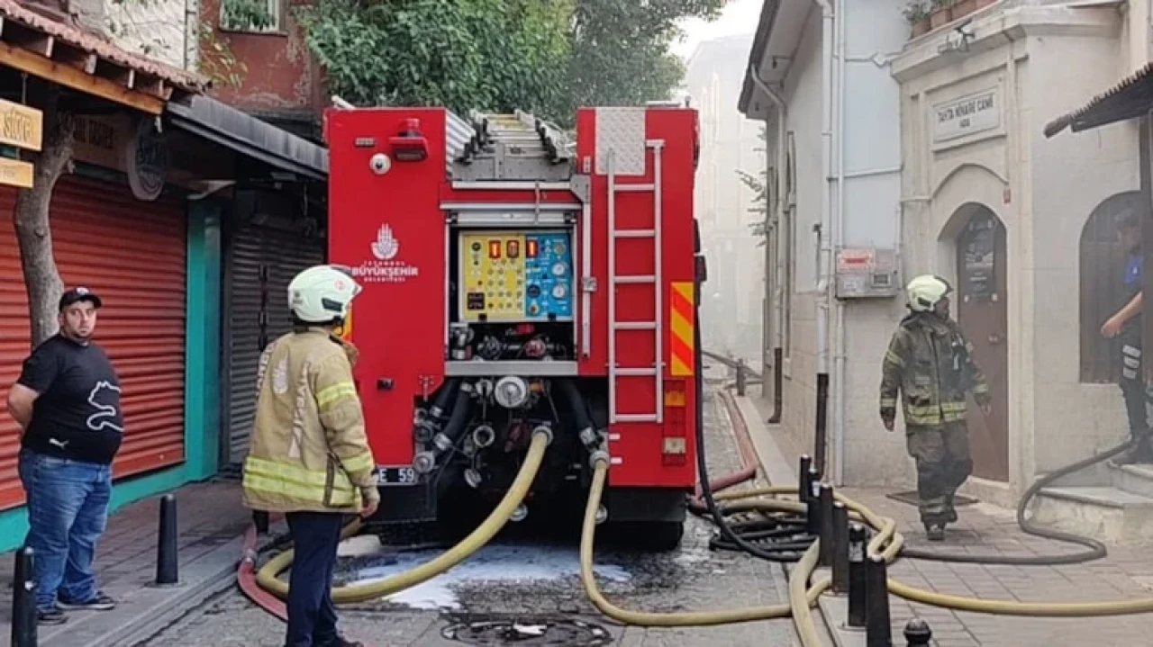 Fatih'teki Tahta Minare Hamamı'nda yangın! İtfaiye 1 saatte kontrol altına aldı.