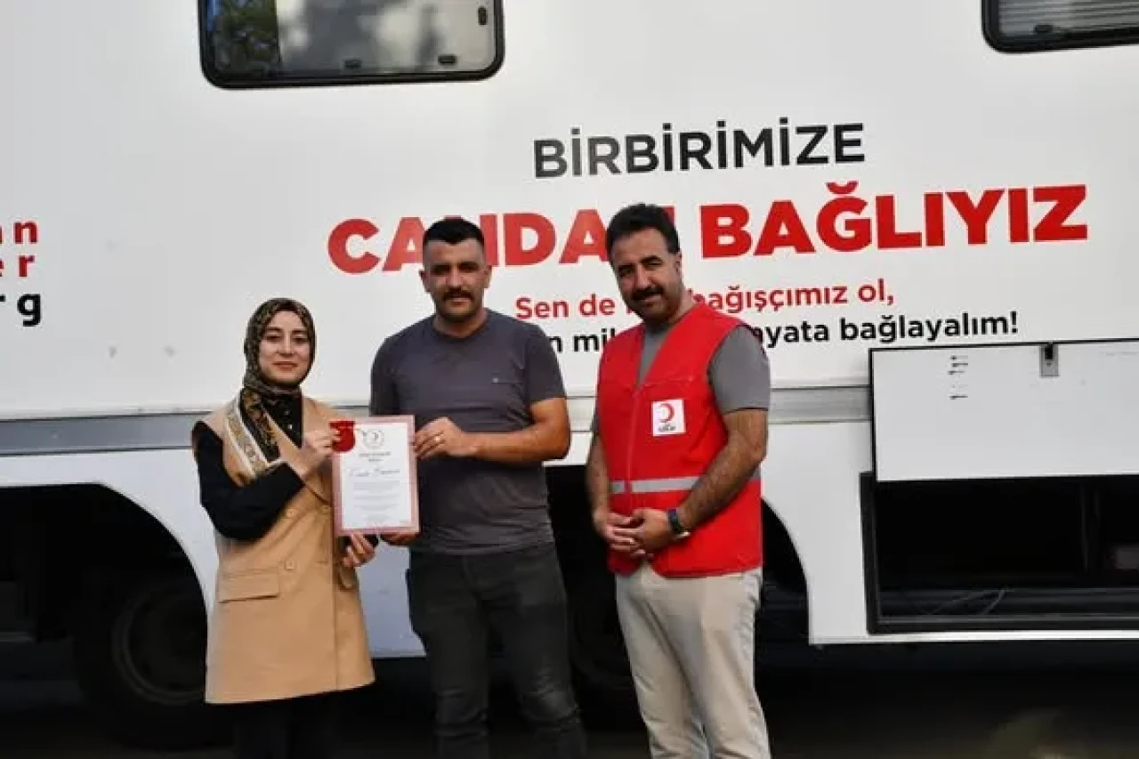 Olur Kaymakamı Semanur Kalkan’dan Kan Bağış Merkezine Ziyaret ve Madalya Takdimi