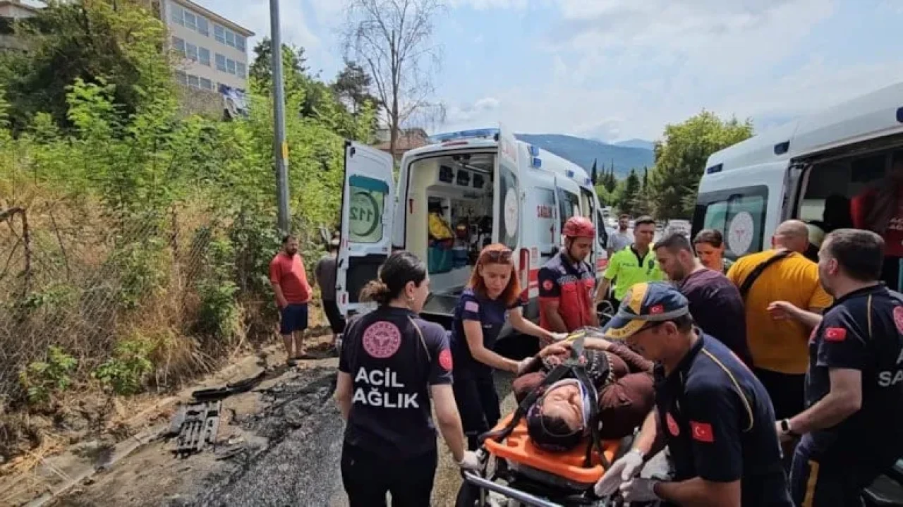 Sapanca'da kamyonet ile cip çarpıştı, her iki araçtaki yaralılar itfaiye ile kurtarıldı