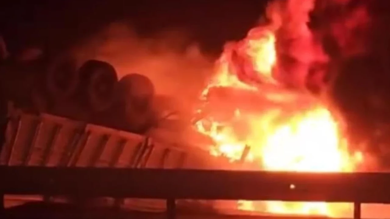 Tır kazasında yangın çıktı, sürücü hayatını kaybetti