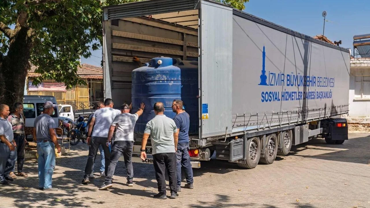 İzmir, yangın mağduru çiftçilere su deposu dağıtarak tarımsal üretimi destekliyor