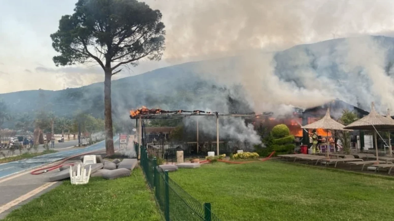 Erdek'teki otelde sabaha karşı yangın paniği, itfaiye ekipleri alevlere hızlı müdahale etti
