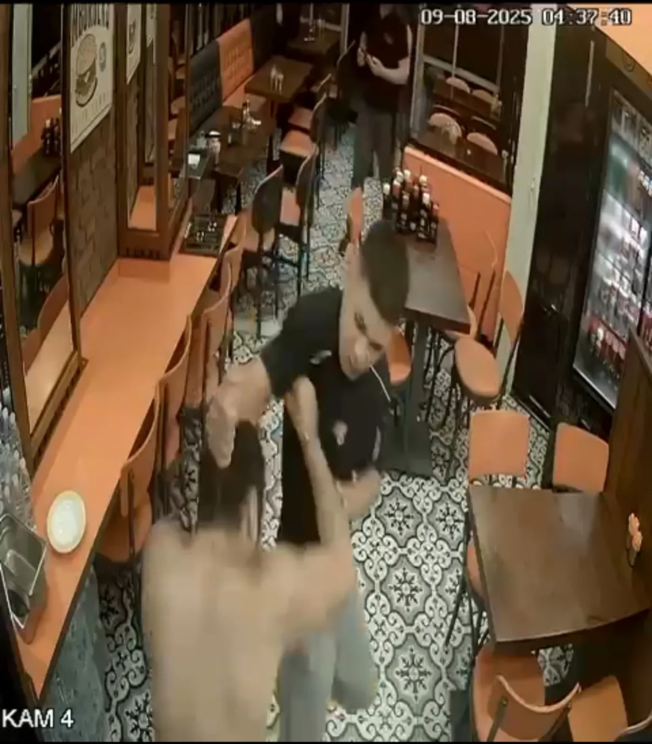 Sarıyer'de kız meselesi yüzünden bıçaklama: 22 yaşındaki genç ameliyata alındı, saldırgan tutuklandı.