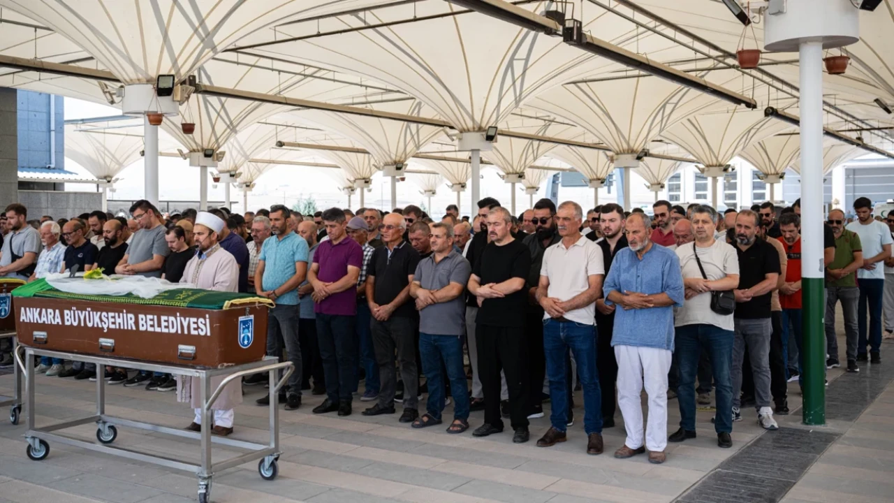 Çankaya'da Kavga Ortamında Hayatını Kaybeden Genç İçin Cenaze Töreni Düzenlendi