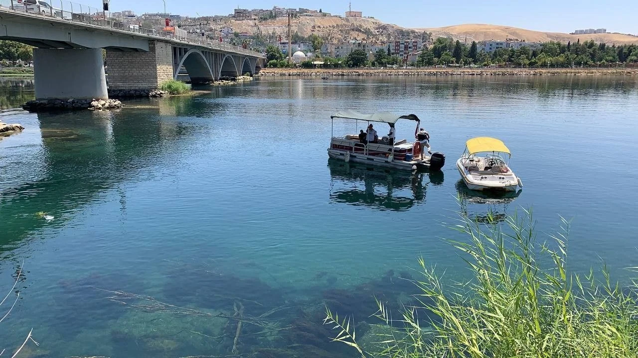 Birecik Barajı, yaz aylarında kamp severlerin yeni keşfi oldu. Doğa ile iç içe tatil imkanı!
