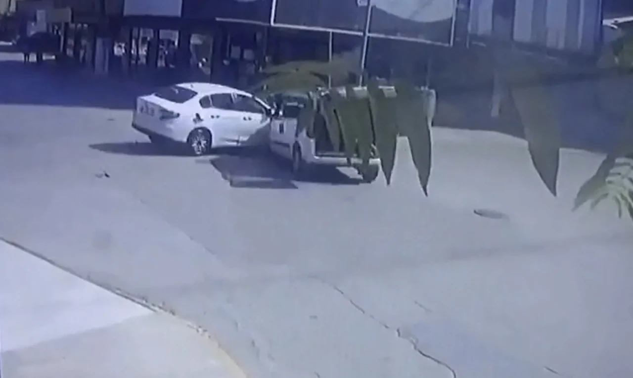 İnegöl'de hafif ticari araç ile otomobil çarpıştı, sürücü yaralandı; kaza anı kamerada görüntülendi.