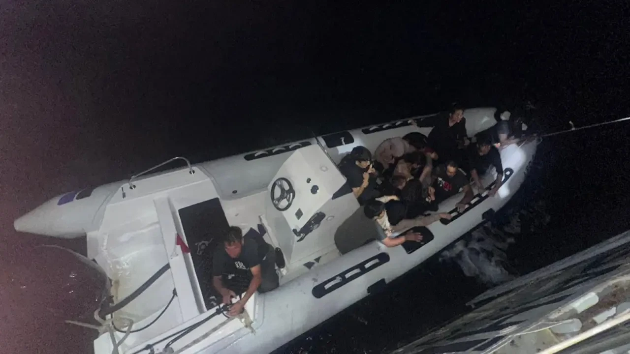 Didim açıklarında 15 düzensiz göçmen kurtarıldı, Yunan unsurlarına geri itildiği tespit edildi