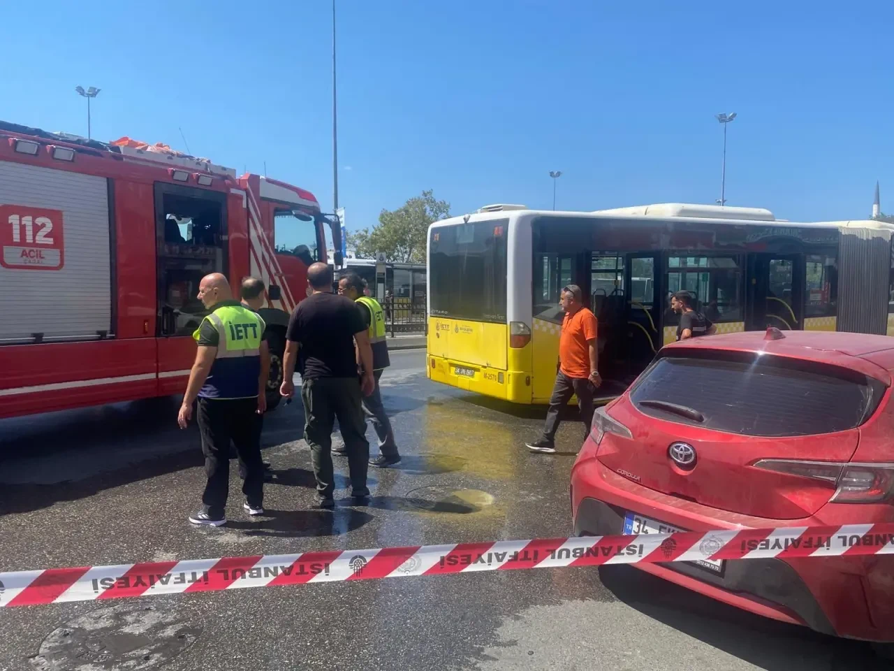 Kadıköy'de İETT otobüsünde çıkan yangın paniğe yol açtı, yolcular tahliye edildi