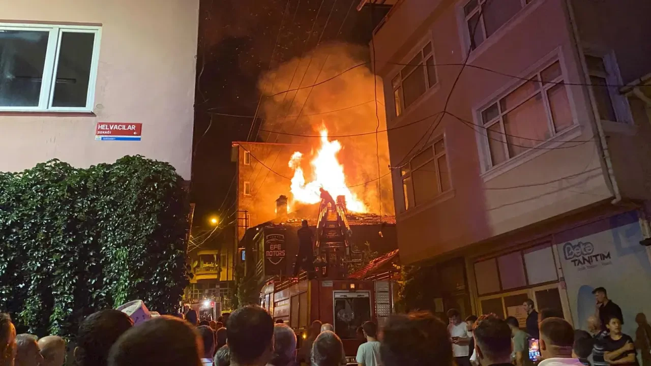 Ferah Mahallesi'nde çıkan yangında 2 ev hasar gördü, yavru kediler kurtarıldı