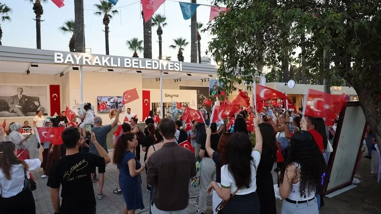 Bayraklı Fuar Standında Zafer Rüzgarı Esti!