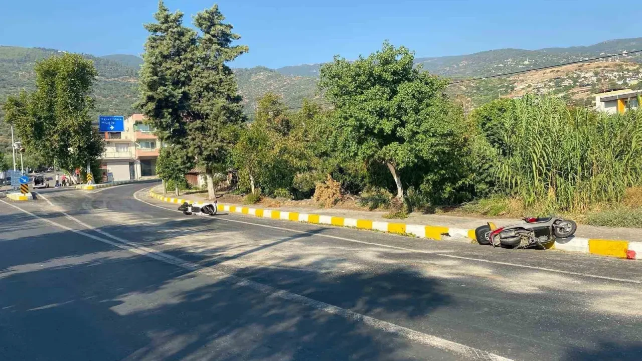 Motosiklet kazası: Direksiyon hakimiyetini kaybeden sürücüler hastaneye kaldırıldı