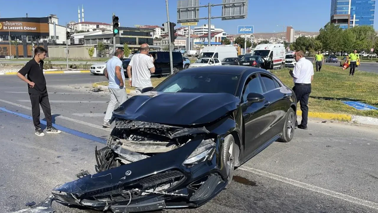 Sivas'ta Kavşakta Otomobil Çarpışması: 3 Yaralı Hastaneye Kaldırıldı