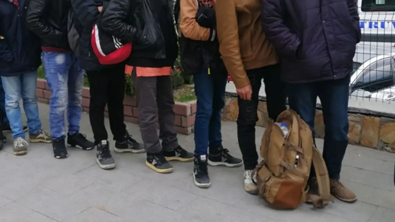 Edirne ve Kırklareli'nde 18 düzensiz göçmen yakalandı, işlemler için geri gönderme merkezine sevk edildi.
