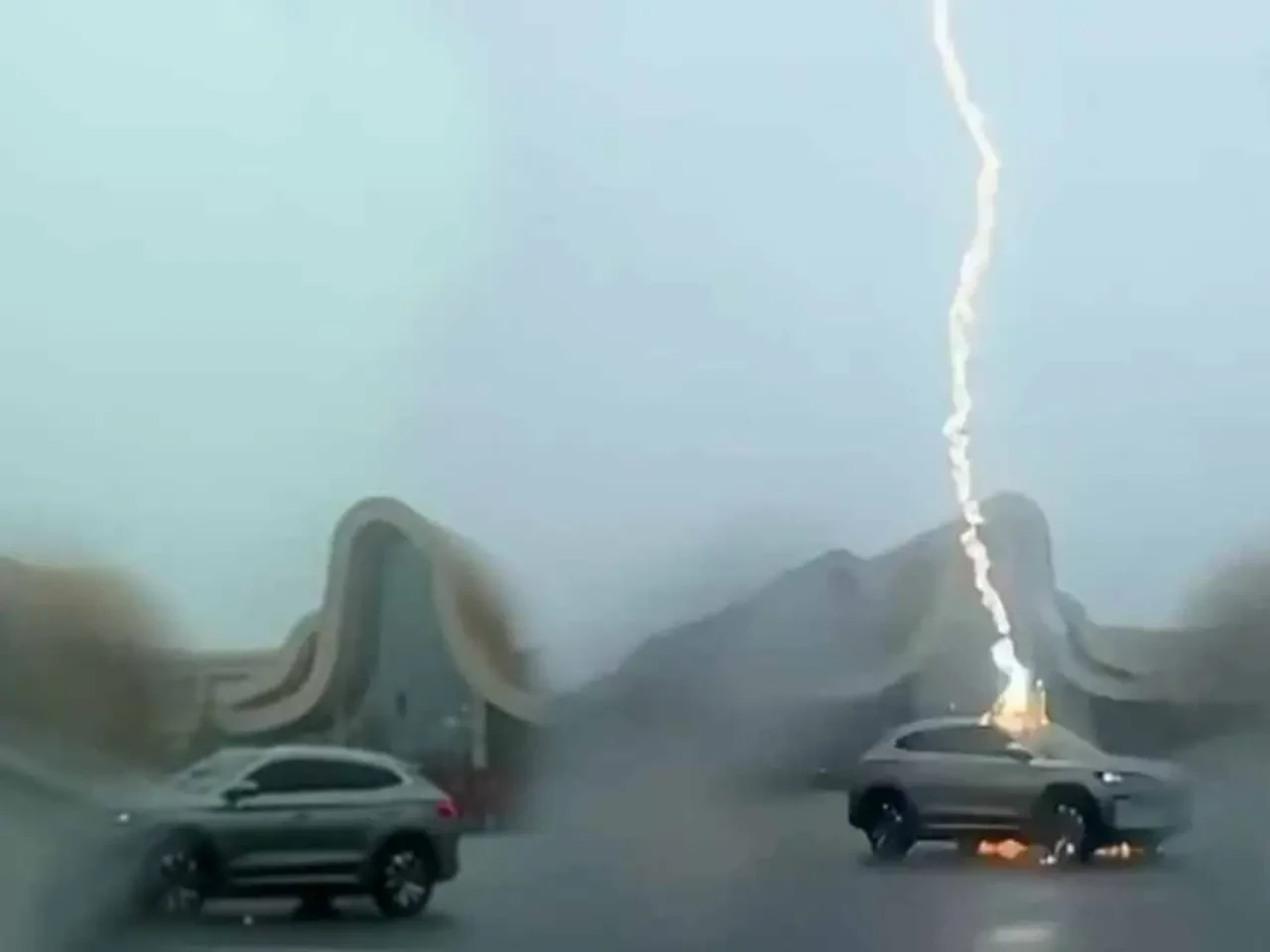 Yıldırım isabet eden elektrikli araç güvende: Faraday kafesi etkisi korudu!