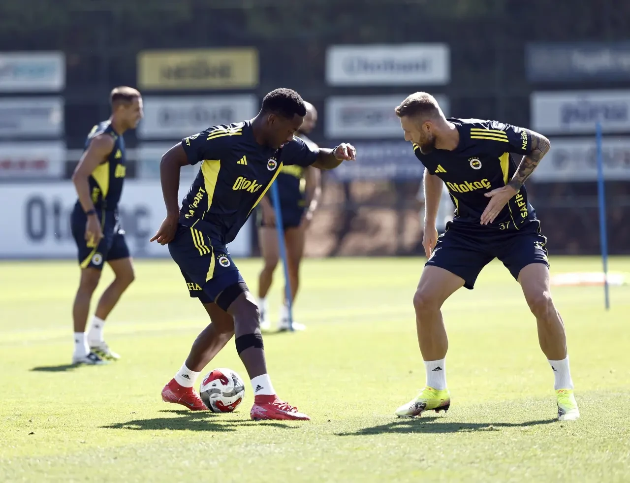 Fenerbahçe, Feyenoord maçı öncesi hazırlıklarını tamamladı ve kampa girdi