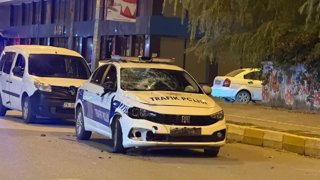 Motosiklet polis aracına çarptı, iki kişi ağır yaralandı