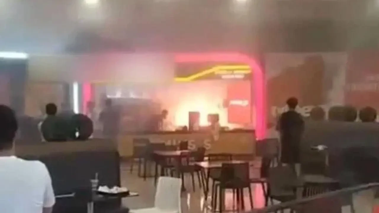 Beylikdüzü AVM’de Yangın Çıktı: İtfaiye Ekipleri Hızla Müdahale Etti