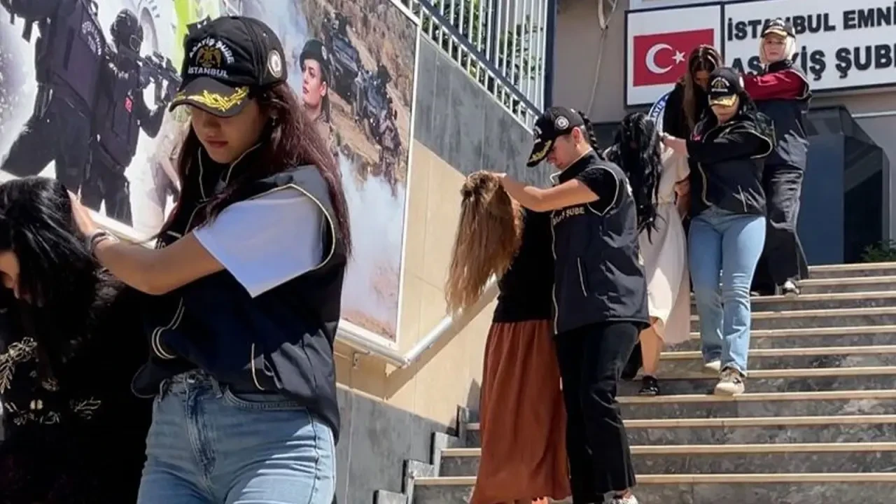 Beyoğlu'nda 4 kadın hırsızlık şüphelisi üst değiştirerek yakalandı, tutuklandılar.