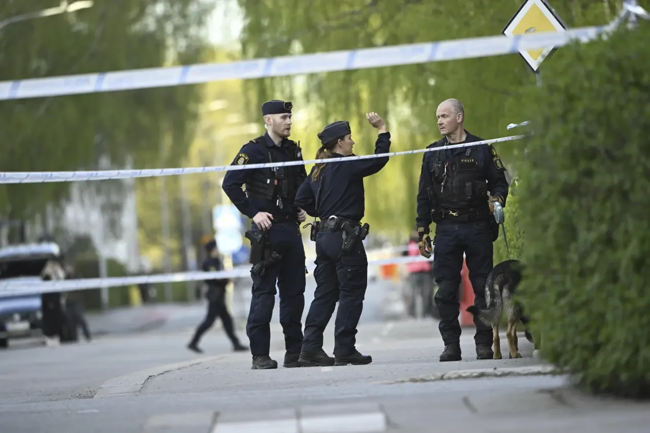 Örebro'da cami çıkışında silahlı saldırı: İki yaralı, cinayet teşhiri sürüyor
