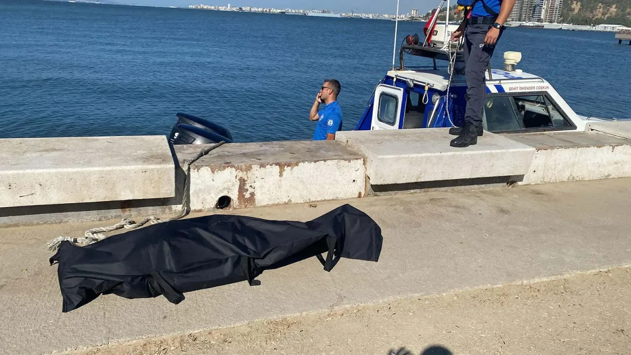 İzmir'de denizde hareketsiz yatan bir erkek cesedi bulundu