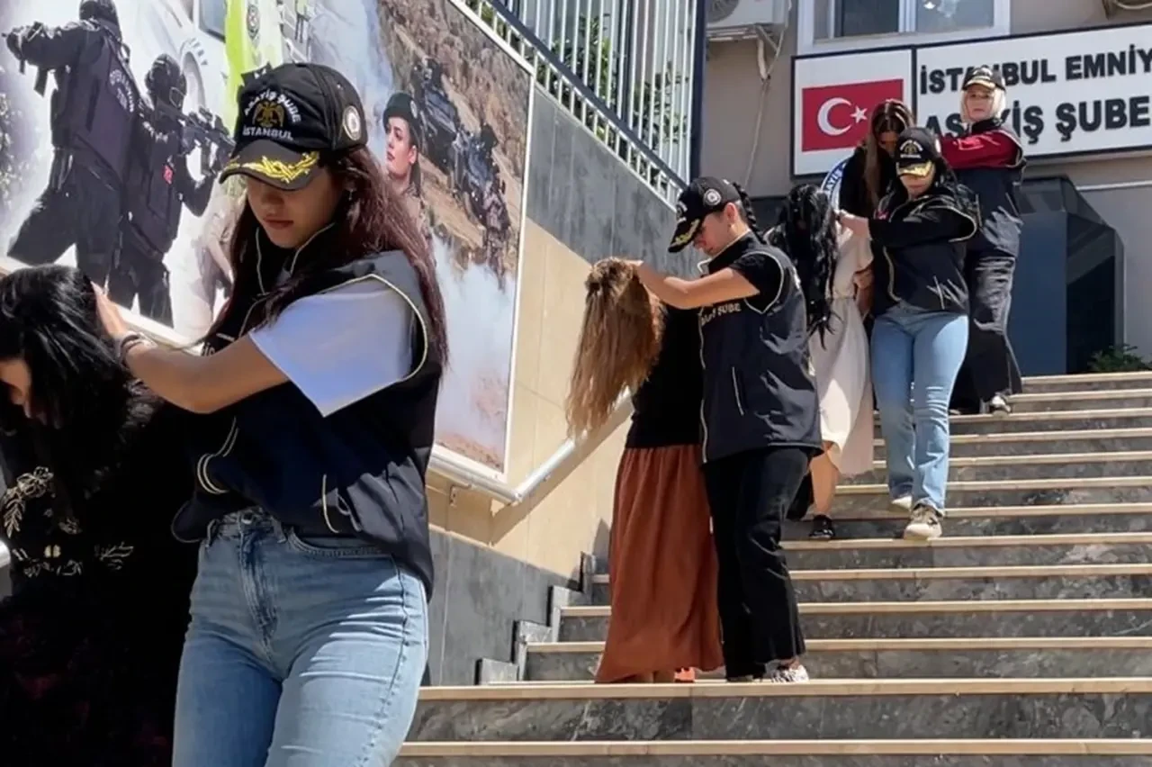 Beyoğlu'nda hırsızlık yapan 4 kadın tutuklandı, güvenlik kamerası görüntüleri ortaya çıktı